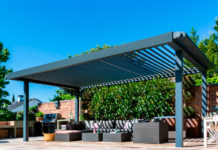 pérgola bioclimática saxun junto a piscina